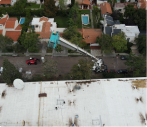 Vista aérea del operativo de instalación en Cinemark Palmares