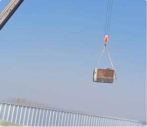 Equipo de climatización elevado durante la instalación